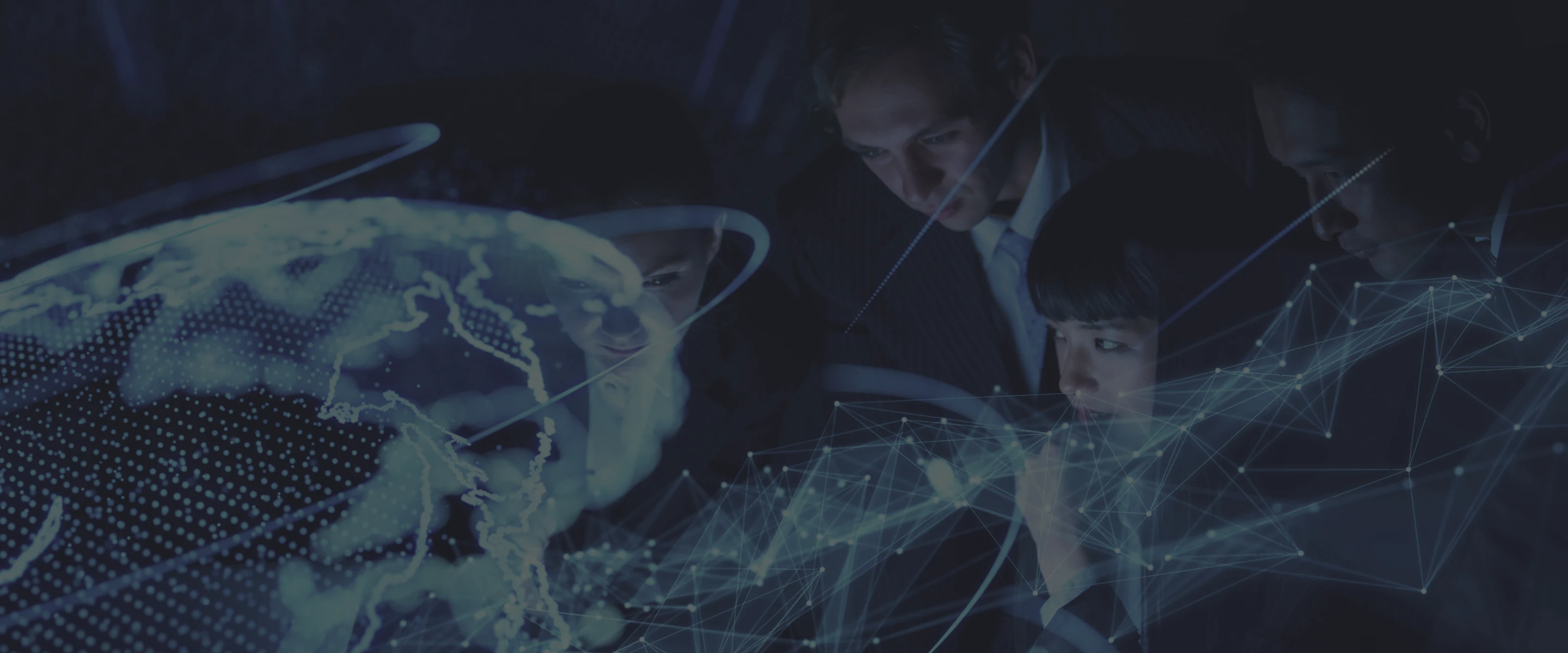 デジタル地球儀とネットワークを分析するチーム