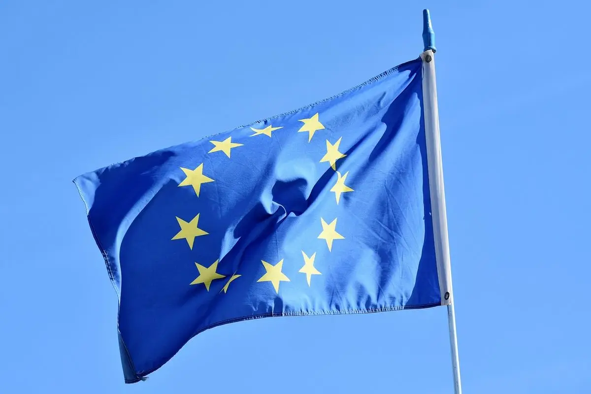 EU AI法の“二段階施行”とは何か ― API利用企業も負う開示義務と、日本の“罰則なし”をどう捌くか