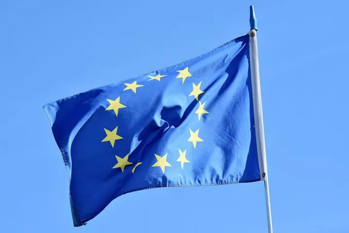EU AI法の“二段階施行”とは何か ― API利用企業も負う開示義務と、日本の“罰則なし”をどう捌くか